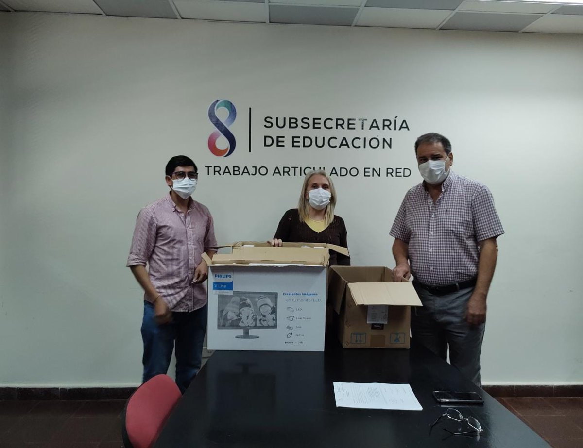 En un trabajo articulado entre Provincia y Municipio, la subsecretaria de Educación, <a href="/linares_cielo/">Cielo Linares</a> entregó una computadora al intendente de 2 de Mayo, José Luis Garay.
🧑‍💻👩‍💻 Esta herramienta tecnológica servirá para fortalecer el trabajo en los Centros de Apoyo de dicha ciudad.