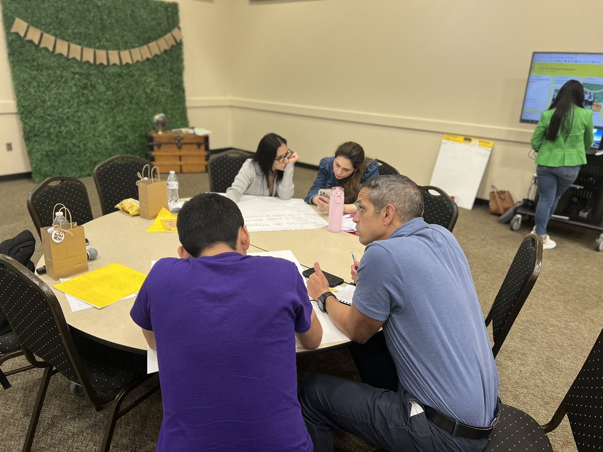 BilSpecialist's tweet photo. Breakout session in our #DISDBilSymp. I’m thrilled to see all our assistants so engaged and working for our Bronco EB’s.
#DualLanguage #TheGiftofBiliteracy
@DISDBroncoPride @BroncoEBs @vivianrpratts1 https://t.co/n8XASvRRi7