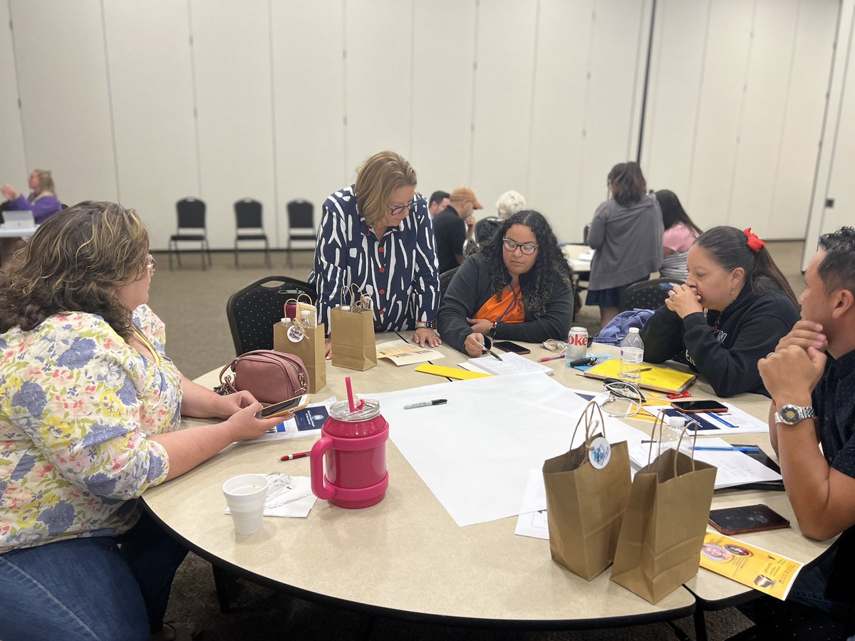 BilSpecialist's tweet photo. Breakout session in our #DISDBilSymp. I’m thrilled to see all our assistants so engaged and working for our Bronco EB’s.
#DualLanguage #TheGiftofBiliteracy
@DISDBroncoPride @BroncoEBs @vivianrpratts1 https://t.co/n8XASvRRi7