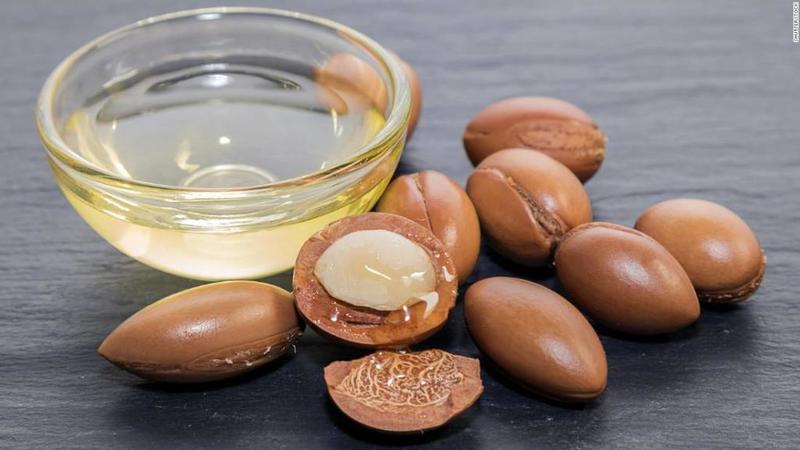 Mooriinga's tweet photo. زيت الأرجان التجميلي يطلق علية #الذهب السائل ومن فوائده للبشرة كثيرة فهو من الزيوت التي تحتوي على العديد من الفيتامينات منها فيتامين E الذي يحافظ على نضارة البشرة ويقلل من ظهور التجاعيد.
#معصرة_القرية_النقية 
المتجر الالكتروني 
https://t.co/SKBUDG045h https://t.co/d8zWq56mej