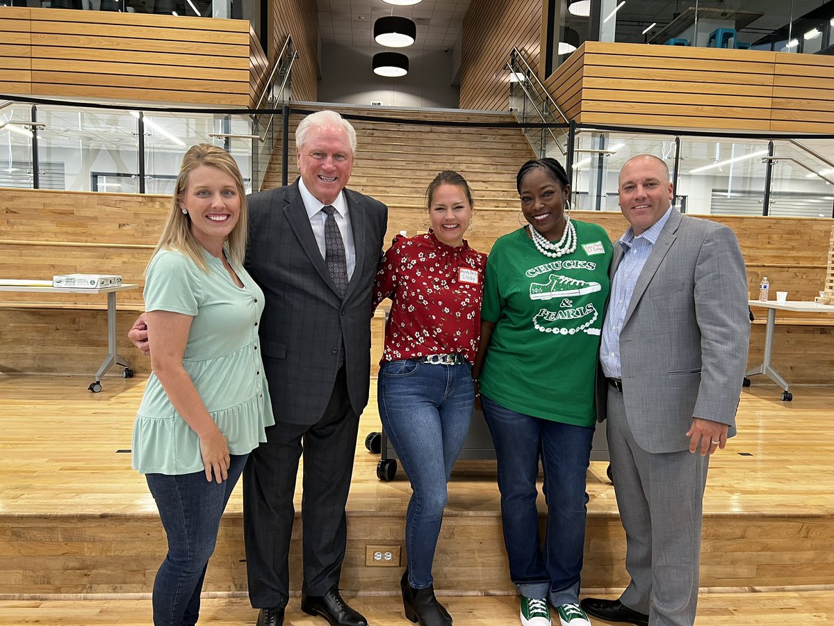 Continuing with the @forneyisd “Legendary Leaders” series! Dr. Jeff Turner had us reflect on the role of an admin. And Dr. Rick Reedy spoke to us about Servant Leadership! @justinwterry @AshleyLongMEd @TheReturnOfMack