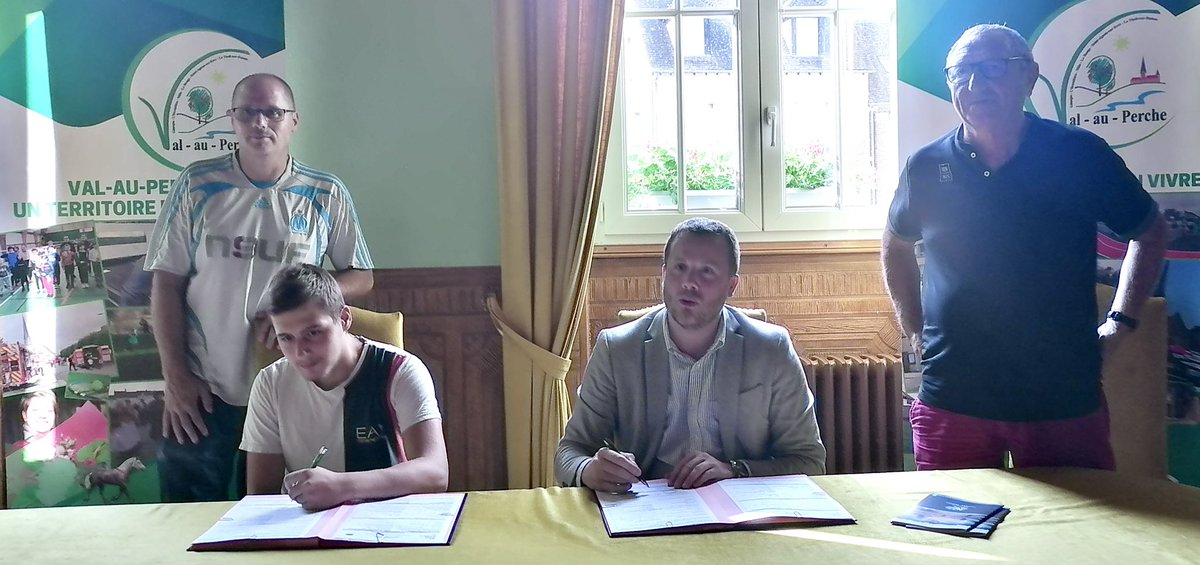 J’ai signé ce soir le premier contrat d’apprentissage de <a href="/ValAuPerche/">Val-au-Perche</a>, avec Dorian, jeune Perchevalois, pour un CAP Jardinier Paysagiste, au sein de nos services techniques. L’apprentissage forme nos professionnels de demain : la ville s’engage !
#apprentissage #valauperche