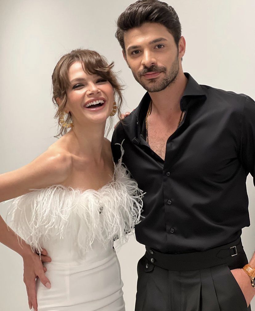 TvDunyasii's tweet photo. Halit Özgür Sarı ve Sinem Ünsal’ın başrollerini paylaştığı #GizliSaklı 8.bölümde final yaparak ekranlara veda edecek. (Birsen Altuntaş) https://t.co/vns85KgBYO
