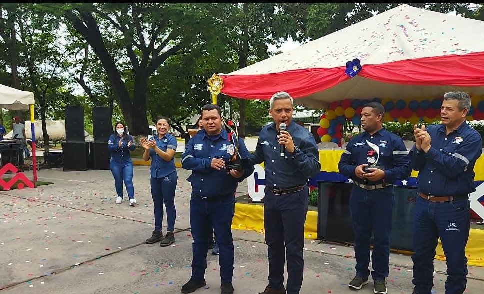 Funtbcac_Cem's tweet photo. #21Jul Autoridades de la #CSC y de la @Funtbcac_Cem galardonaron a los trabajadores y trabajadoras que participaron en los Juegos Interplantas 2022.
#ProducirEsVencer 
#LaGMVVLlegóAVillaZamora 
#GestionEmpresarialSocialista
@IndustriasVE 
@IndustriasVE https://t.co/y501yCu6ND