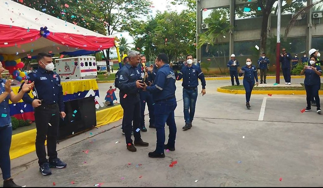 Funtbcac_Cem's tweet photo. #21Jul Autoridades de la #CSC y de la @Funtbcac_Cem galardonaron a los trabajadores y trabajadoras que participaron en los Juegos Interplantas 2022.
#ProducirEsVencer 
#LaGMVVLlegóAVillaZamora 
#GestionEmpresarialSocialista
@IndustriasVE 
@IndustriasVE https://t.co/y501yCu6ND
