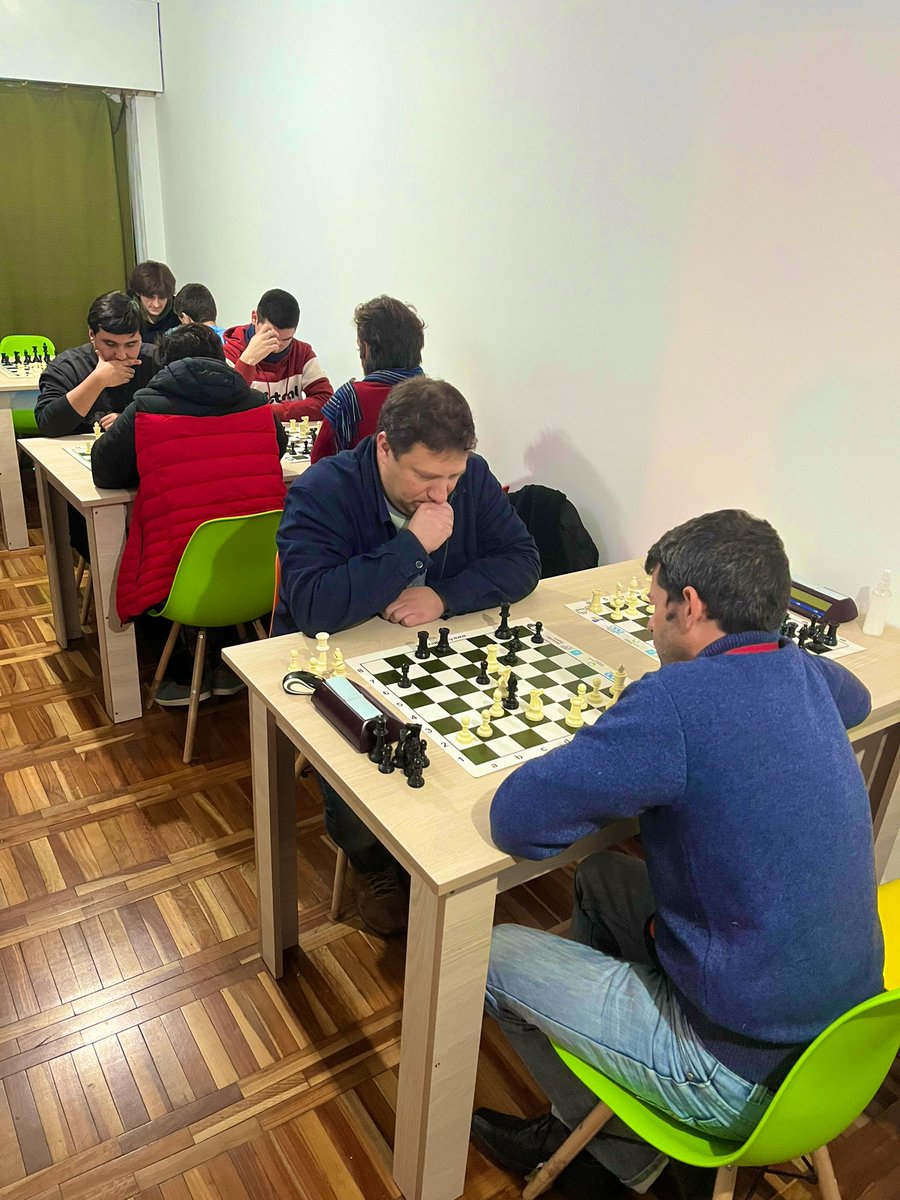IlyaVarin's tweet photo. Международный день шахмат в Nau64 Chess Club в Монтевидео.
Día internacional de ajedrez en la academia de ajedrez @nau64 en Montevideo🇺🇾 #InternationalChessDay https://t.co/YQTpdbG9r8