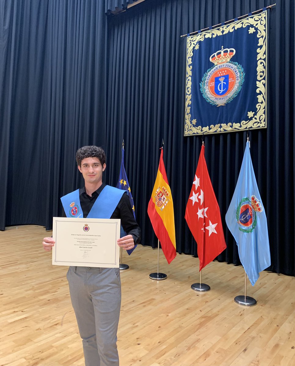 alberteet98's tweet photo. No me gustan estas cosas, pero así mi mamá está contenta. Premio Extraordinario de Fin de Grado junto a @colasgonzapg, que me ha abandonado para irse a la playa. Lo entiendo. Ya he sudado yo por los dos. https://t.co/5MD9SkVys5