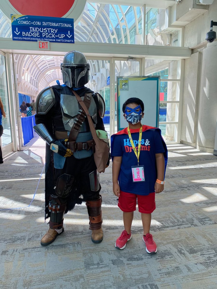 MsCee131's tweet photo. Devin &amp; The Mandalorian @PlayShrapnel #ShrapnelSDCC https://t.co/AeDHhygeWN