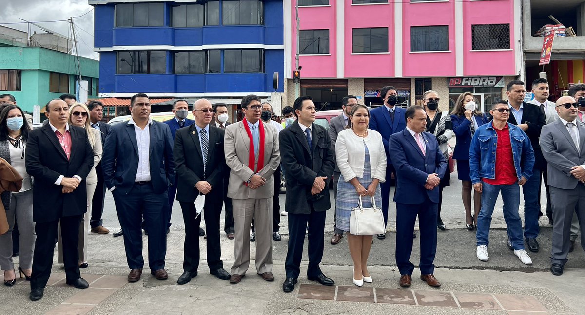 UBE | Universidad Bolivariana Del Ecuador (@ubeecuador) on Twitter photo En estos momentos autoridades de la <a href="/UbeEcuador/">UBE | Universidad Bolivariana Del Ecuador</a> forman parte del develamiento en la <a href="/ueboficial_ec/">Universidad Estatal de Bolívar</a> que llevará el nombre de "Dr. Gabriel Galarza López" a la entrada de la institución, placa recordatoria por haber brindado su contingente en la formación de profesionales. En estos momentos autoridades de la <a href="/UbeEcuador/">UBE | Universidad Bolivariana Del Ecuador</a> forman parte del develamiento en la <a href="/ueboficial_ec/">Universidad Estatal de Bolívar</a> que llevará el nombre de "Dr. Gabriel Galarza López" a la entrada de la institución, placa recordatoria por haber brindado su contingente en la formación de profesionales.