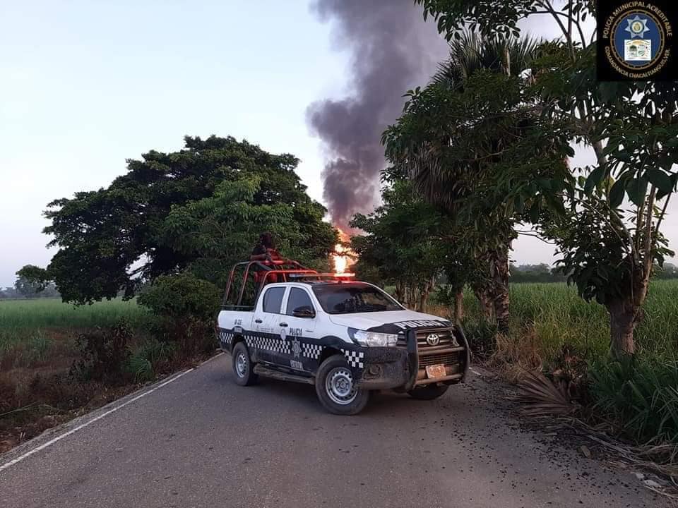 SuresteCaliente's tweet photo. EXPLOTA DUCTO DE PEMEX EN CHACALTIANGUIS, VERACRUZ - Una fuerte explosión se reportó esta mañana en ductos de Petróleos Mexicanos (Pemex) en la comunidad  Mata de Caña, municipio de Chacaltianguis, al sur del estado de Veracruz.

#SuresteAlMomento #PEMEX https://t.co/TEQFJlZXzH