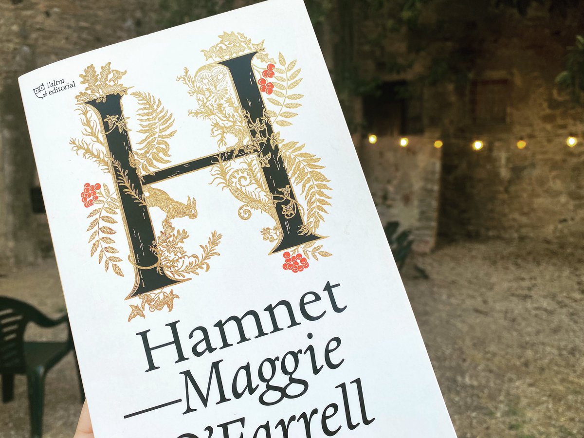 DeLectura's tweet photo. Un any més hem arribat a la cloenda del club de lectura. Enguany amb #Hamnet de Maggie O'Farrell @laltraedi 

Amb una presentació magnífica de @lectiolibri 
.
"Jo em moro,
tu viuràs,
… treu forces del dolor i respira
per relatar la meva història".
.
Hamlet. Acte V Escena II https://t.co/6U2uYCSaBz