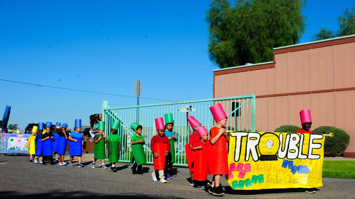 hesglendale's tweet photo. Throwback to our fabulous Fall Parade! Which activities are you looking forward to the most this year? https://t.co/MWARV5TXjf