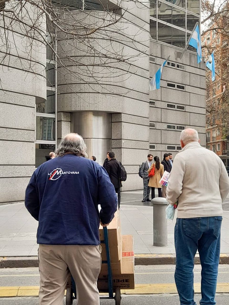 CascosBlancos's tweet photo. La Agencia Argentina de @CooperacionArg y Asistencia Humanitaria @CascosBlancos concreta la donación de 3.600 barbijos que, desde la campaña “Y hay que acudir corriendo”, realizan @CrisisRevista, el Colectivo Cultural Chicho, La Enramada y Lobo Suelto para la población de Cuba. https://t.co/3NS3oyAXx0