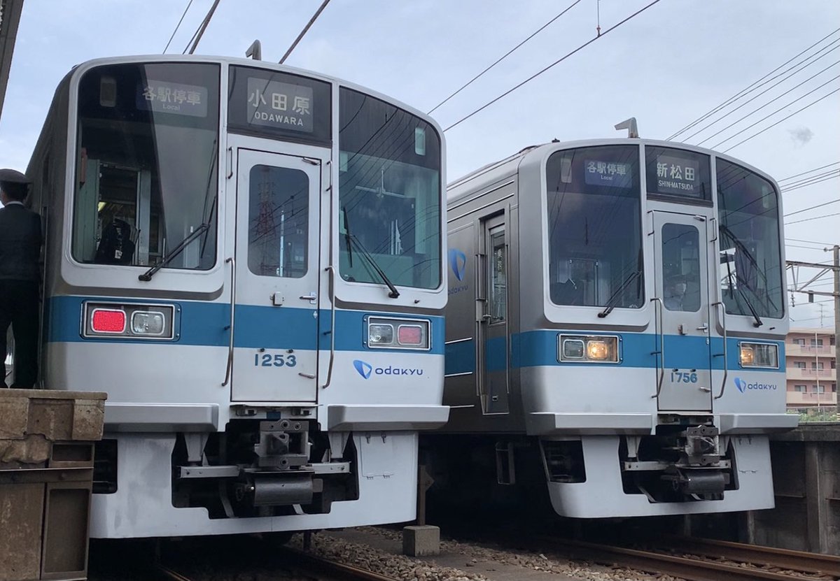 G9iygnS's tweet photo. 【1253Fと駅構内で並ぶ未更新並び】
1000形未更新の記録その122
1253Fとワイドドアの並びは懐かしいですね。2枚目は本当ギリギリでした。
やはり大好きな未更新並びはたまらないですね構内ですが😅
#1000形未更新
#1000形未更新の記録
#未更新並び
#1253F
#1254F
#1752F
#1756F https://t.co/Iy49jgtjGl