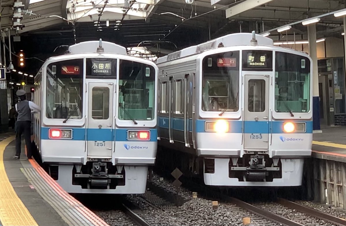 G9iygnS's tweet photo. 【1253Fと駅構内で並ぶ未更新並び】
1000形未更新の記録その122
1253Fとワイドドアの並びは懐かしいですね。2枚目は本当ギリギリでした。
やはり大好きな未更新並びはたまらないですね構内ですが😅
#1000形未更新
#1000形未更新の記録
#未更新並び
#1253F
#1254F
#1752F
#1756F https://t.co/Iy49jgtjGl