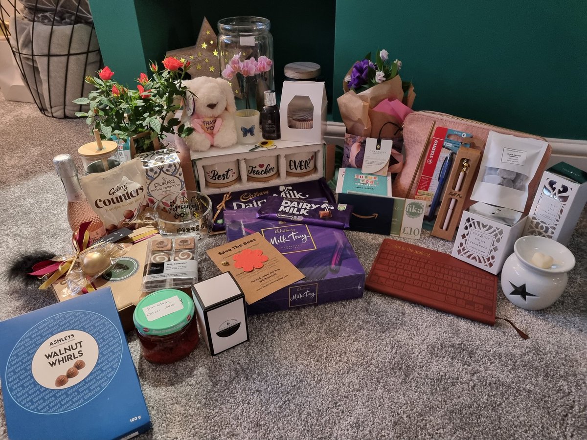Miss_Jacobs_'s tweet photo. Thank you so much for all of your lovely gifts 3B and 3B's adults ❤️ Baby Hughes was feeling the love too 👶🏼 We're both very lucky for all of your kind and generous gifts 🎁💐 

Have a fantastic summer everyone and a very well deserved rest! Take good care and see you soon ☀️💛 https://t.co/Ktgraec75g