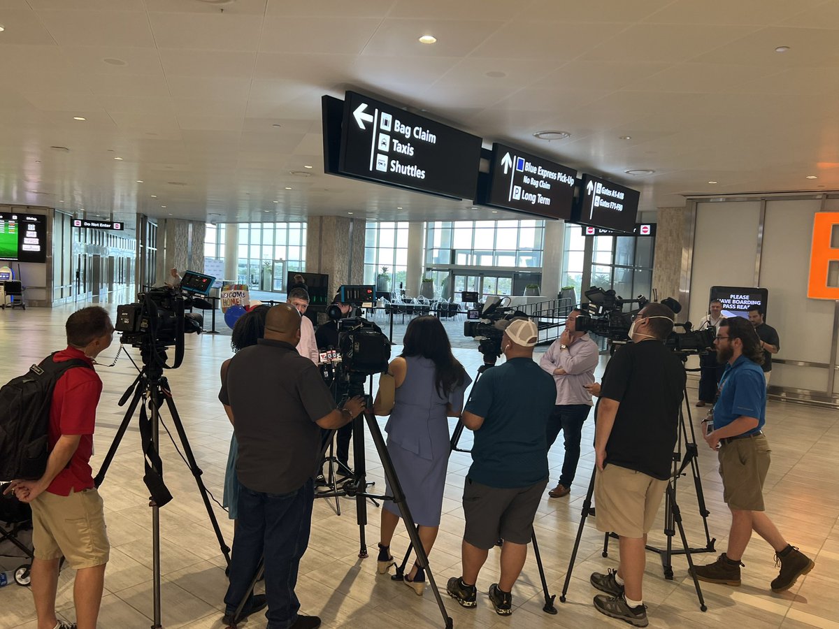 Project_Dynamo_'s tweet photo. What a warm welcome home #BryanStern with #ProjectDynamo and rescued American Alex Kirillo had at @FlyTPA yesterday! Media, family and friends filled the terminal with American flags, home made signs and balloons. 

https://t.co/vzN8DwPScz https://t.co/uHS8sculQi
