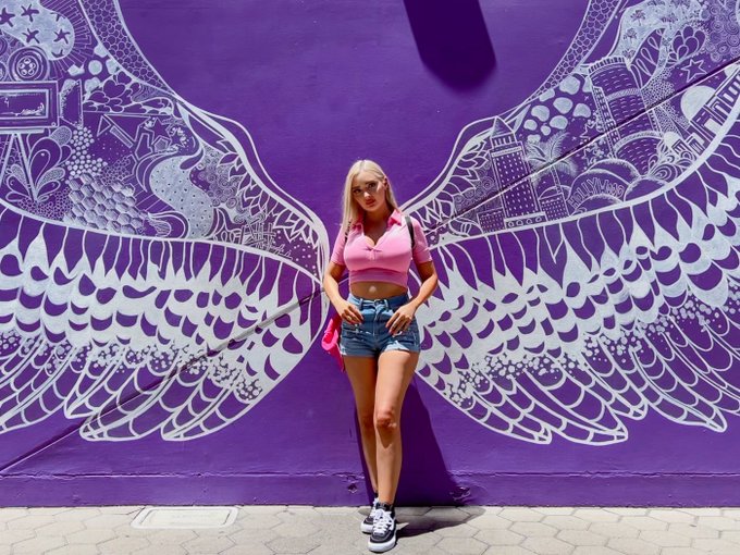 I&rsquo;m a basic girl. I see an angel wing wall, I&rsquo;m posing for a pic 😇 https://t.co/vNIfNow0jo<a href="/tag/ufc274"class="tags"><span>#ufc274</span></a>