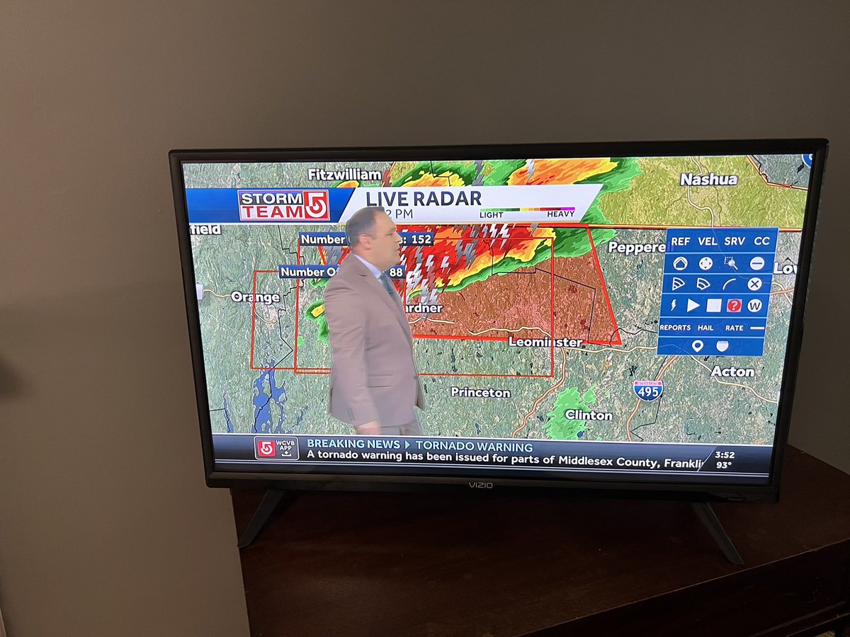 rebbainer's tweet image. Our @WxManAJB calling out #WX intern Matthew for helping in #TornadoWarning coverage! He helped me in a pinch this week too! 👏🏼💪🏼#InternsRock #WCVBwx