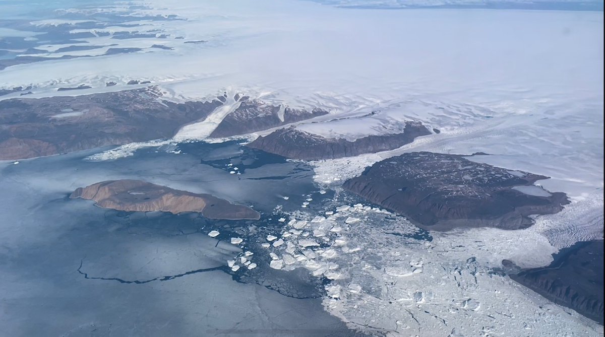 NASAEarth's tweet photo. Field experiments are all about going with the floe. 🧊

Join @NASA_ICE scientists on a flight over the Arctic Ocean to measure the height of the ice, snow, melt ponds and open ocean below.

Read the blog: https://t.co/CPYR87x5Fk https://t.co/oIGzDHmGc9