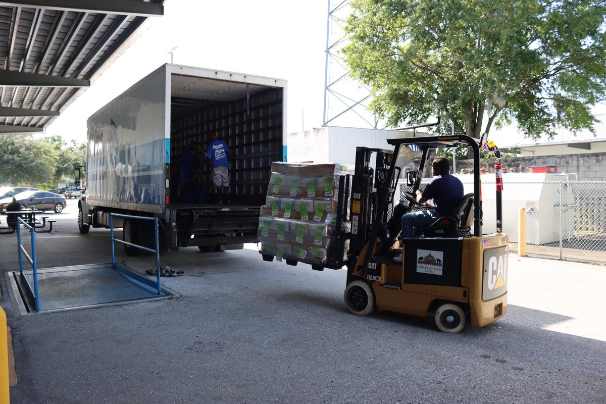 HillsboroughSOE's tweet photo. More than 321,000 ballots are in the mail to Hillsborough County voters who requested one. It's not too late to request a #VoteByMail ballot – visit https://t.co/e1K3twRKte to request or call my office at 813-744-5900. #VoteHillsborough #PalletsofBallots https://t.co/pgs3QK63jv