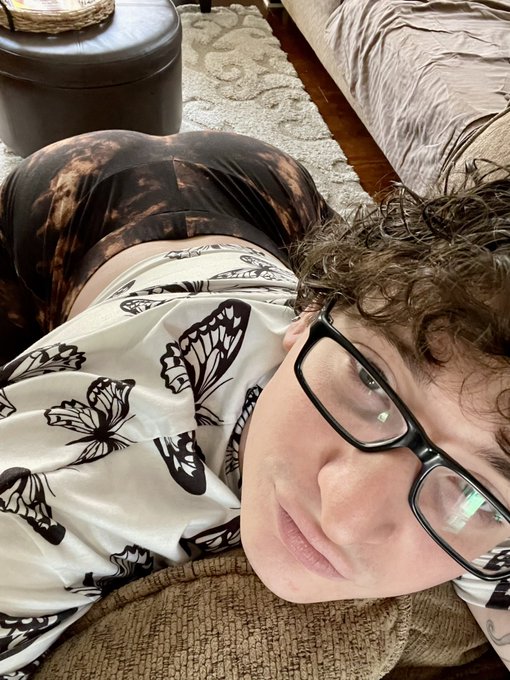 thick frames 🤓 https://t.co/lwt4hqpzH6<a href="/tag/trans"class="tags"><span>#trans</span></a><a href="/tag/fem"class="tags"><span>#fem</span></a><a href="/tag/sellingcontent"class="tags"><span>#sellingcontent</span></a>