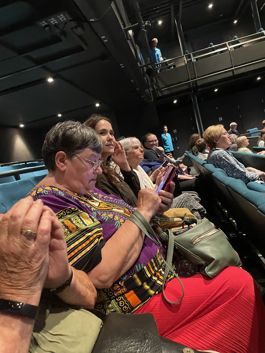NewWortleyCC's tweet image. A lovely evening with @NewWortleyCC womens group celebrating their contribution to The Elephant in the Room @LeedsPlayhouse @AbcdArmley #celebratingcommunity