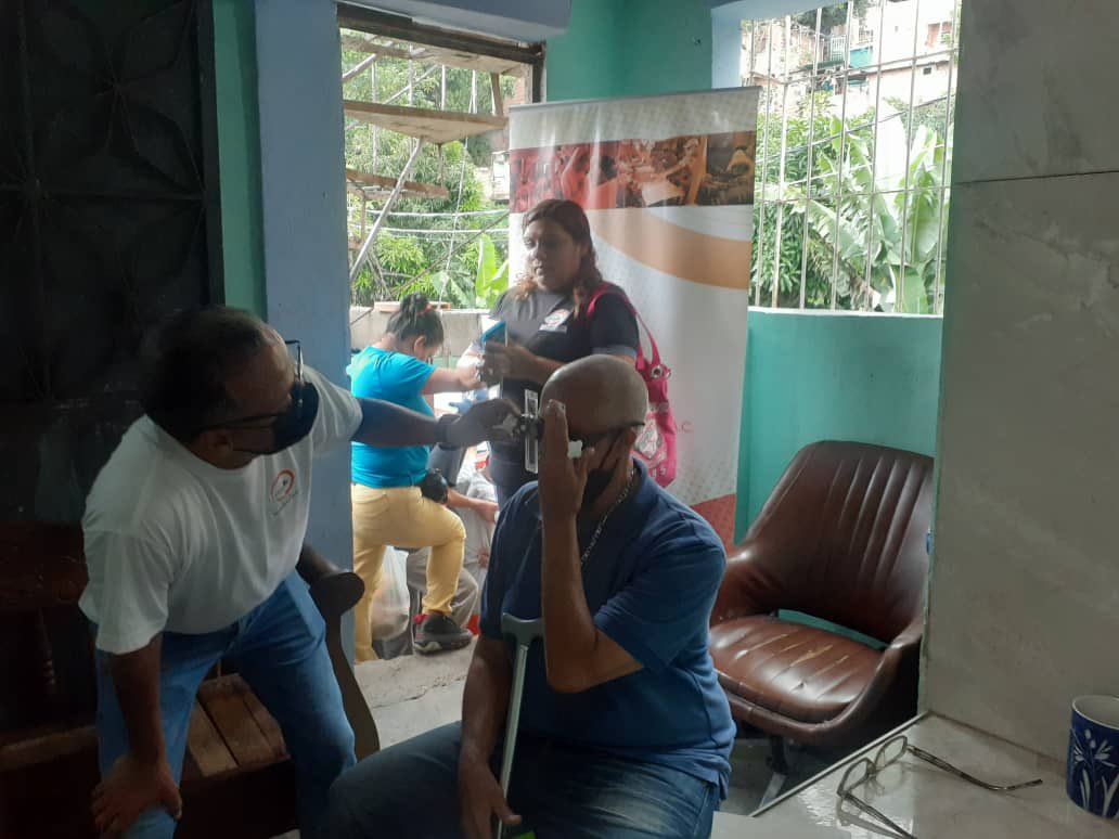 conviteac's tweet photo. #26Jul | ¡LA SALUD VISUAL NO FRENA!👓
🔸45 personas fueron favorecidas con la jornada de salud visual de #AgeHumProject. Los beneficiarios recibieron sus monturas con la fórmula adecuada. #AyudaHumanitariaVZLA
📍Este es un proyecto financiado por el FHV de @OCHA_Venezuela https://t.co/39XsXZMKcX