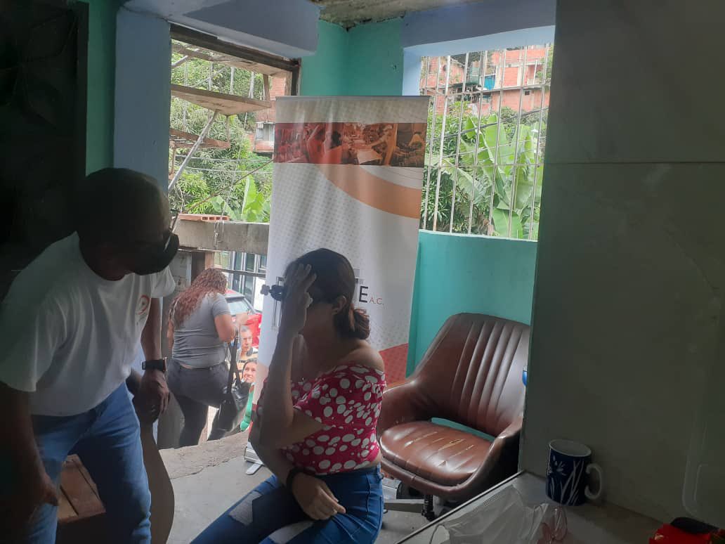conviteac's tweet photo. #26Jul | ¡LA SALUD VISUAL NO FRENA!👓
🔸45 personas fueron favorecidas con la jornada de salud visual de #AgeHumProject. Los beneficiarios recibieron sus monturas con la fórmula adecuada. #AyudaHumanitariaVZLA
📍Este es un proyecto financiado por el FHV de @OCHA_Venezuela https://t.co/39XsXZMKcX
