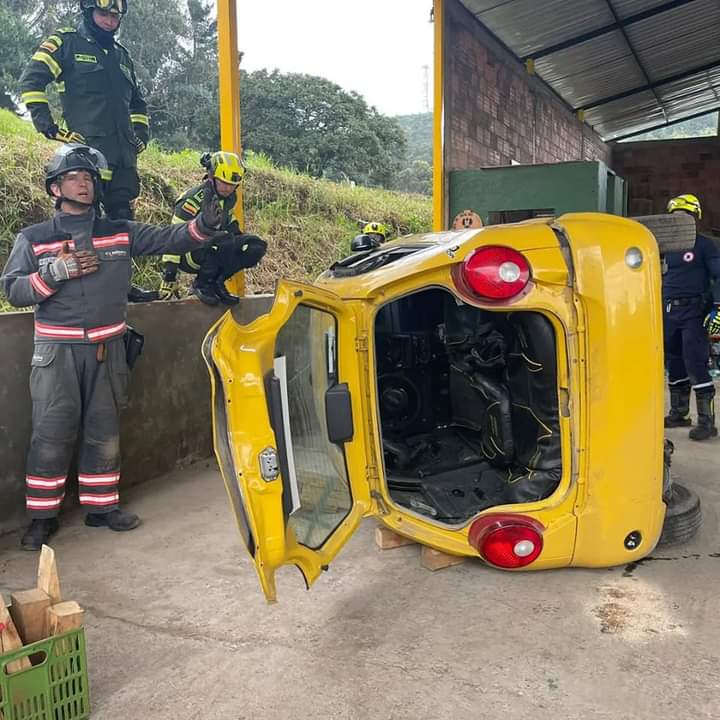 Bomberos Voluntarios de Bogotá tweet media