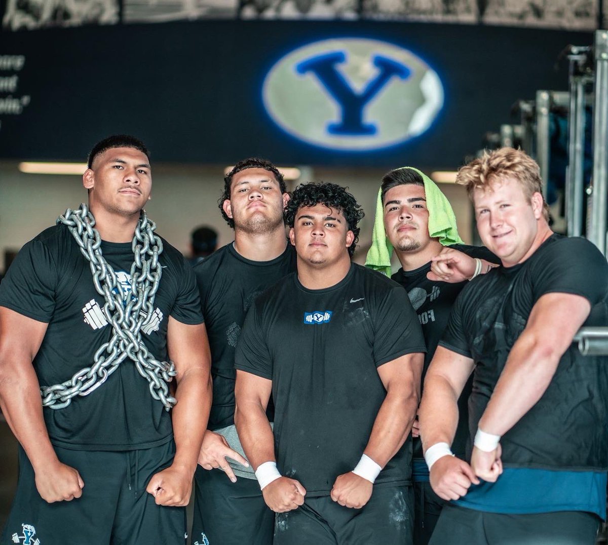 joshsingh90's tweet photo. BROTHERS🤝🏽 @BYUfootball https://t.co/Fn2d0ZT5re