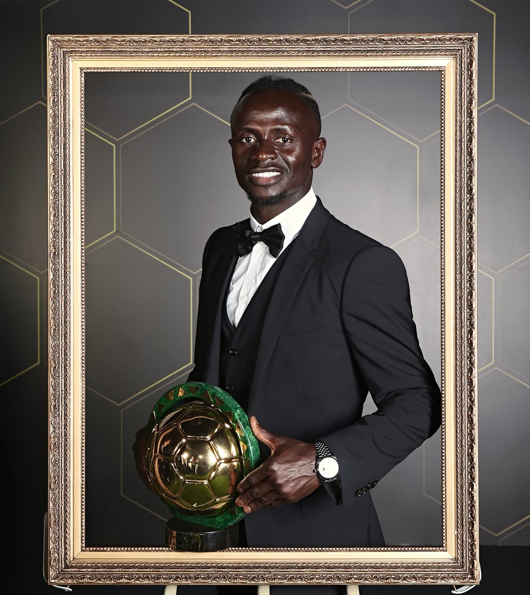 CAF_Online's tweet photo. 🇸🇳 Iconic. 🦁

#CAFAwards2022 https://t.co/SSowYj2dta