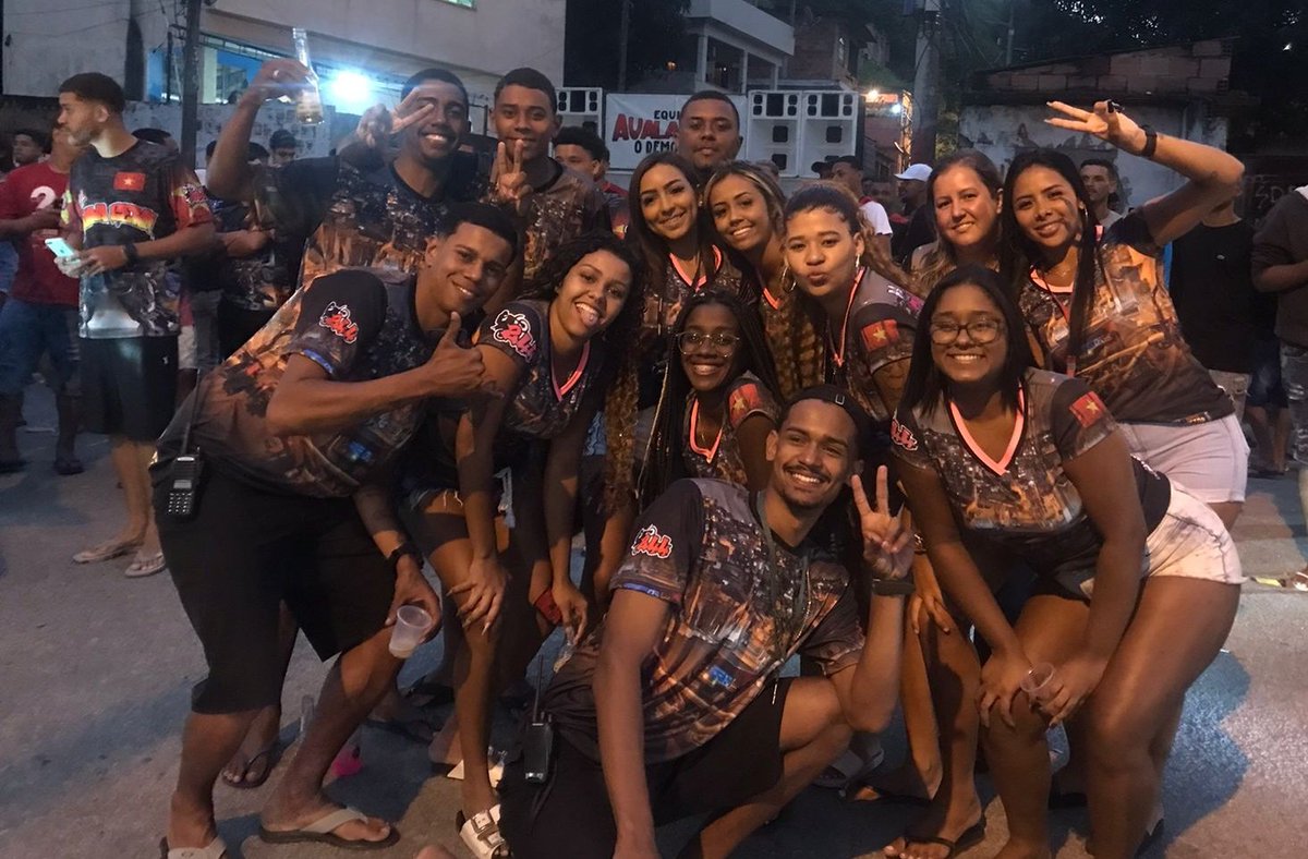 NoVietna's tweet photo. A dor de perder alguém é aquela que dói na alma, aquela que não passa, só é amenizada, mas que sempre será lembrada. Fica Com Deus @Morenasurta 😭😭😭😭💔🏴
        Família Roba Cena Te Ama https://t.co/1ougE5KDRA
