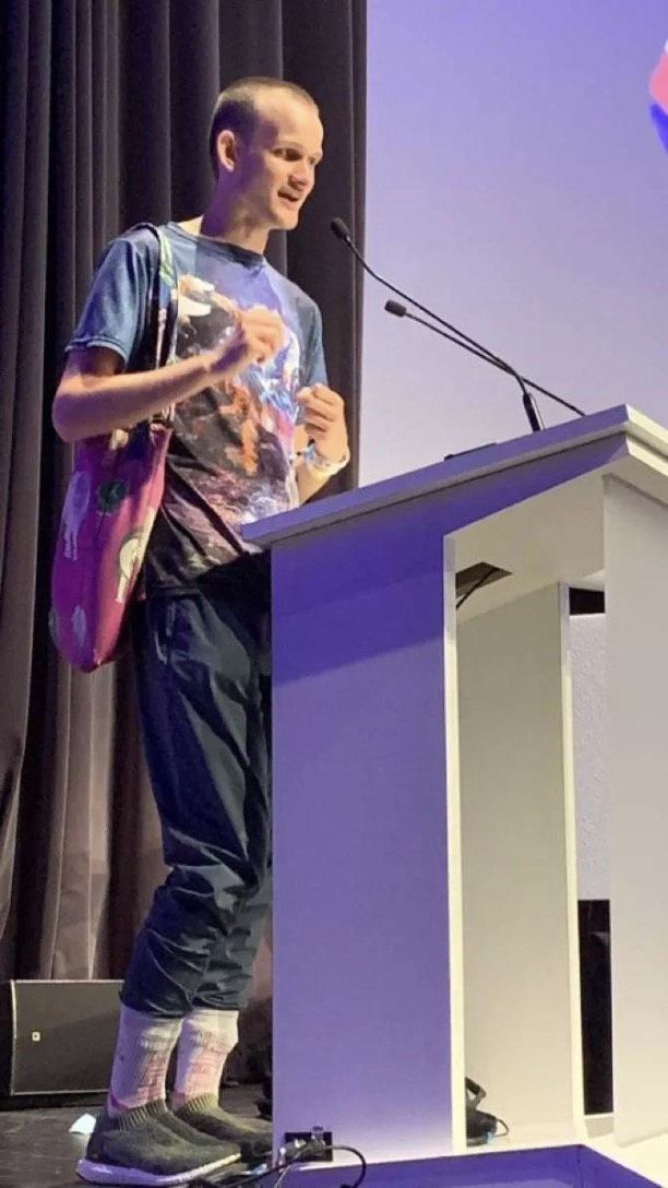 时尚达人Vitalik带着他的新提包来到了时尚之都巴黎，出席ETH CC并发表演讲。V神表示，即使，今年 9 月完成合并之后，以太坊仍将仅完成大约 55%。
Merge只是以太坊发展之路上的一小步，之后还有Surge、Verge、 purge以及 splurge，总之以太坊还很早期，大招没有放完，以下是根据PPT的简单总结🧵🧵