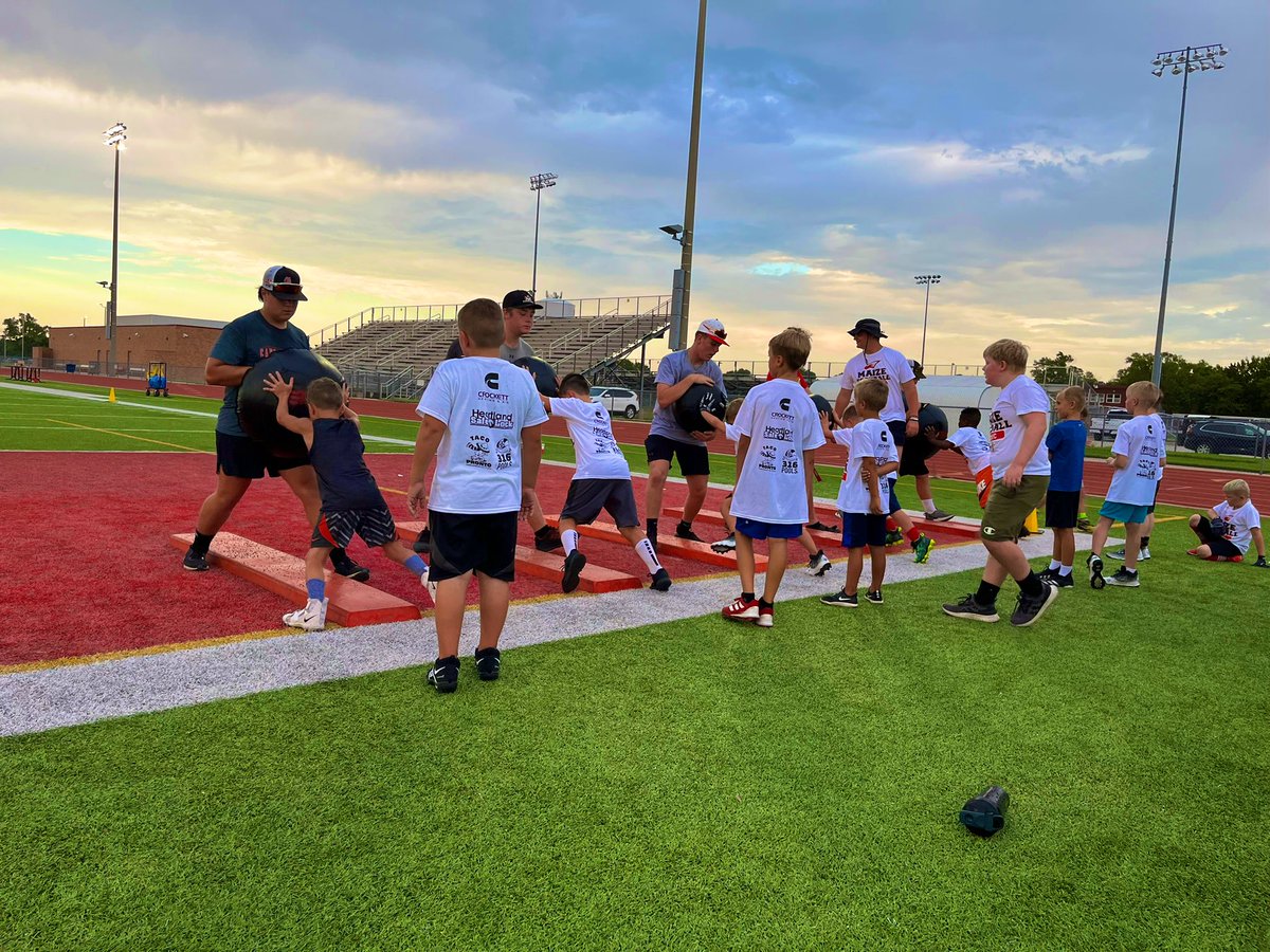 CoachMerc72's tweet photo. Final day of the Maize Eagles kids camp. Boards and bags. #TightElbows #GoodBase #Inseams #MaizeOL #FAA https://t.co/C4msCiIPUU