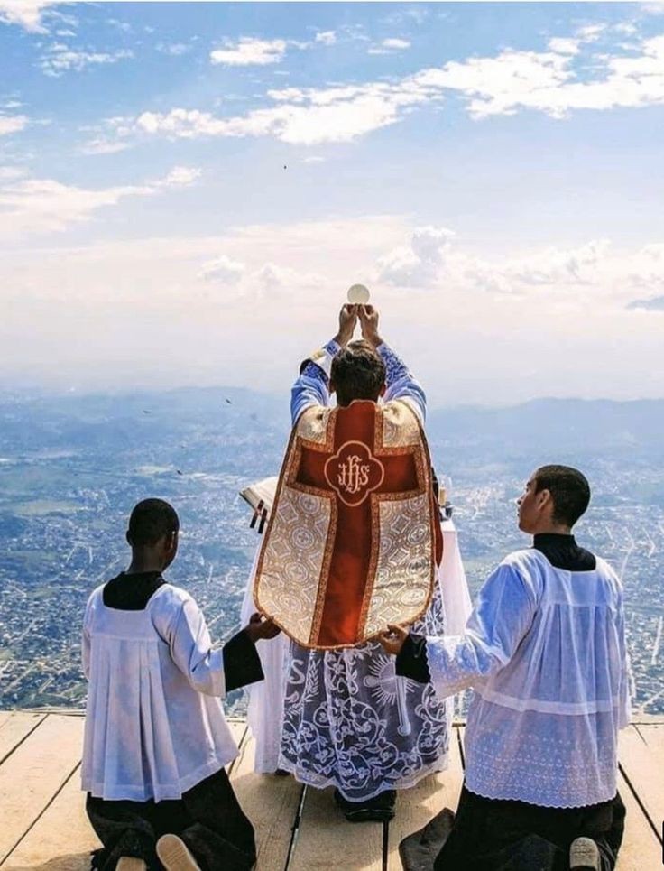 CarolBV7's tweet photo. Alabado sea el Santísimo Sacramento del Altar https://t.co/8dmyUQUzLO