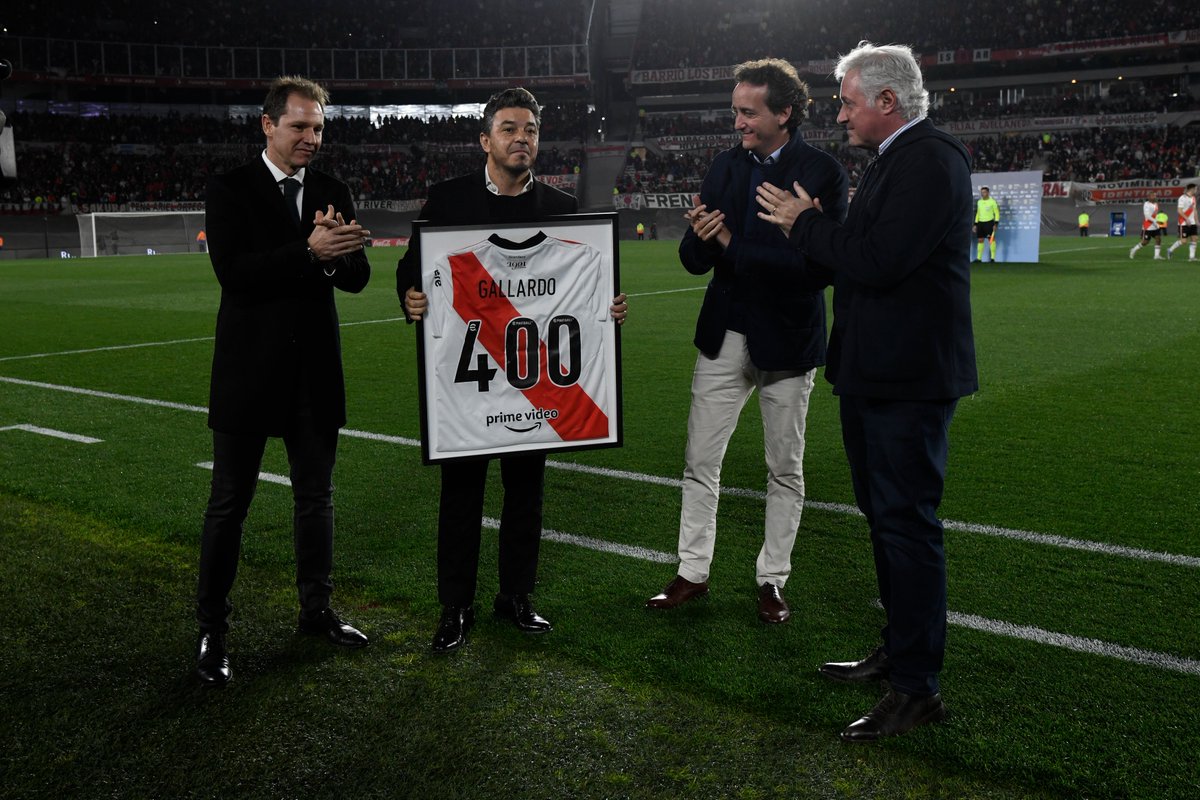 RiverPlate's tweet photo. Muñeco x 4⃣0⃣0⃣ ⚪️❤️⚪️

En la previa del partido, el Presidente @JorgeBrito y los vicepresidentes @MatiasPatanian y @Villarroelnacho le entregaron un reconocimiento a Marcelo Gallardo por sus 400 partidos como DT de River 👏 https://t.co/vc45EmOrbb