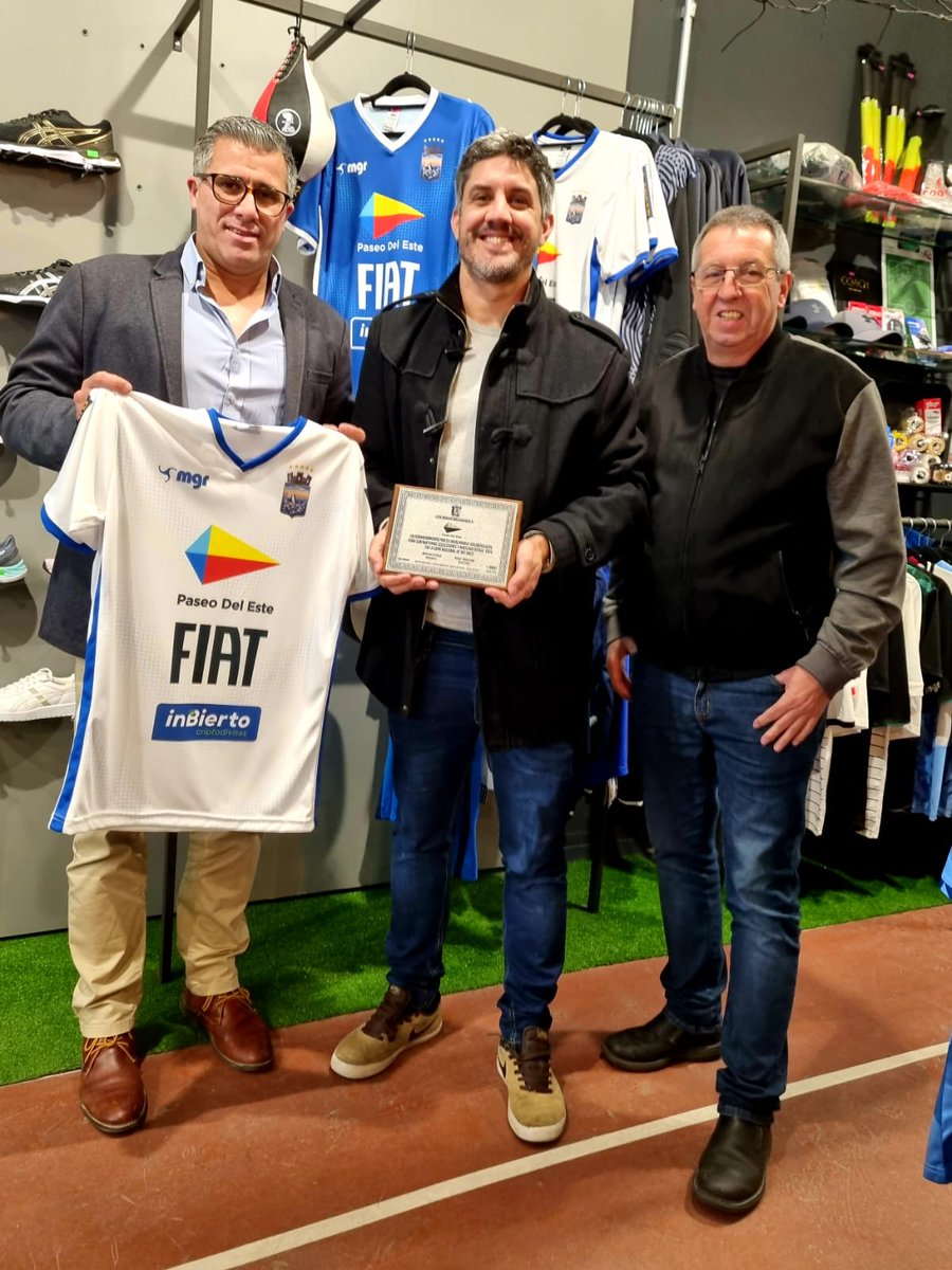 Hoy recibimos una placa en agradecimiento por el apoyo brindado por #PaseoDelEste a la Liga Mayor de Fútbol de #Maldonado en las competiciones <a href="/OFIUruguay/">OFI</a>

#Futbol #MarketingDeportivo #Patrocinio <a href="/CharcoAgencia/">CHARCO Agencia</a>