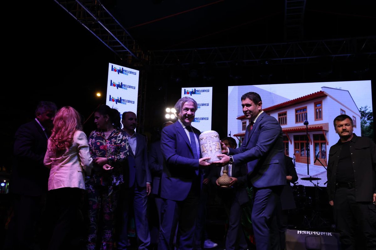 📍Konya | Hüyük’teyiz.

Gençlik ve Spor Bakanımız Sn. <a href="/kasapoglu/">Dr. Mehmet Kasapoğlu</a> katılımıyla Hüyük Gençlik ve Sanat Festivali’nin açılışıyla birlikte Hüyük İlçe Halk Kütüphanesi’nin de temelini attık.

Belediye Başkanımız <a href="/mcigdem42/">mehmet çiğdem</a> ‘i başarılarından ve gayretlerinden dolayı tebrik ediyorum.