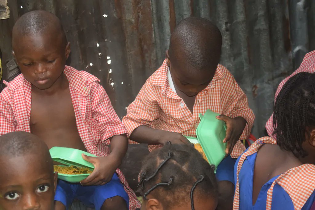 Throw back to the school feeding program of @ajegunlefoodbank and @thehunger_project_

make a donation to us today so you can support our school feeding programme.

#dreamsfromtheslum #ajegunlefoodbank #schoolfeeding #education #endhunger #children #school #ajegunle #lagos