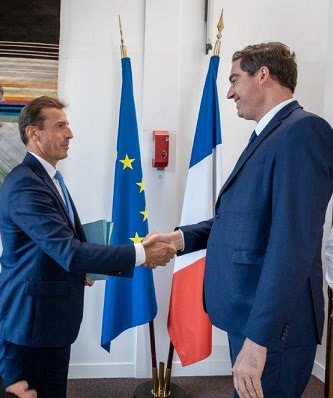 becht_olivier's tweet photo. Très heureux d'avoir pu échanger avec @GuillaumeFaury, Président d @Airbus_SLC_FR. L'occasion de se féliciter de l'excellence française en matière d'#aéronautique et de saluer le rôle d'Airbus dans la dynamique de notre économie et la création d'emplois en  et en Europe https://t.co/m2CbnGLCU4