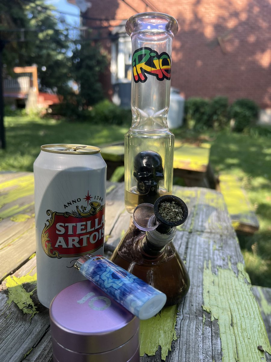 How things are going on this Thursday afternoon #vibes #summervibes #CannabisCommunity #Mmemberville #stellaartois