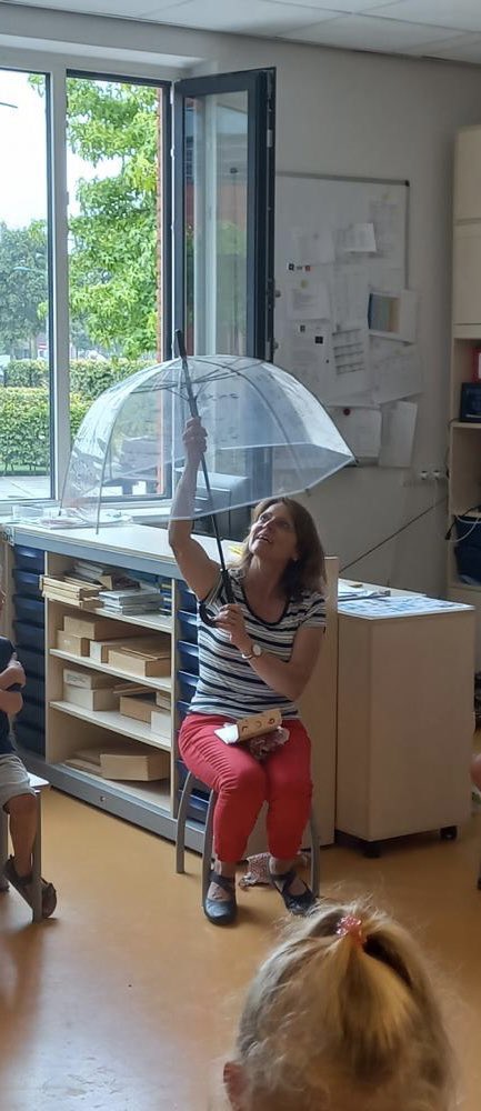 Wat een fijn afscheid weer van onze groep! We zullen onze groep 2 kinderen zeker gaan missen, maar we hebben we een mooie herinnering gekregen! Aju Paraplu!  Met een lach 😀en een traan😢, laten we ze gaan… <a href="/BSDeFonkeling/">BS De Fonkeling</a> @SAAMscholen