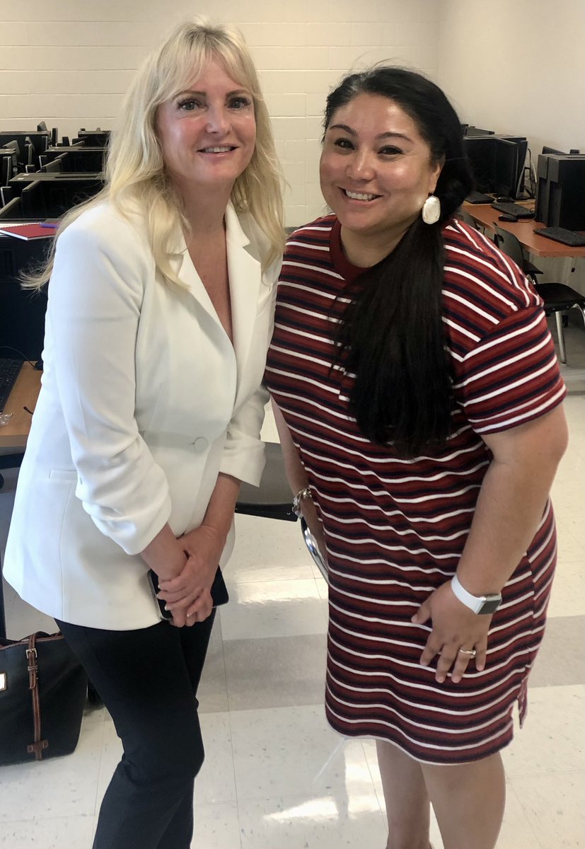 EricaGamez10's tweet photo. Day 2 of #T2T22 was awesome!! Learned lots of cool things to take back to my classroom. @HollyClarkEdu gave an inspiring keynote and her session was so fun and informative. I’m ready for the new school year at Travis with @MitchanStacy. 👩🏻‍🏫💚 https://t.co/pKpKGpGrS9