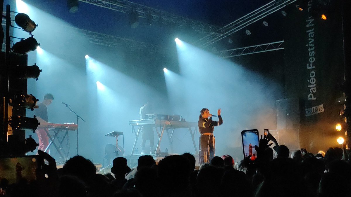 Rob1Jaques's tweet image. "Ça fait extrêmement plaisir de jouer au Paléo. Je suis née à Genolier, je viens au festival depuis mes 6 ans. J'ai même travaillé ici! Et ce soir je travaille encore..."

Très touchée, @chillaofficiel a fait corps avec un public en liesse. #paléo22 @LaCoteJournal