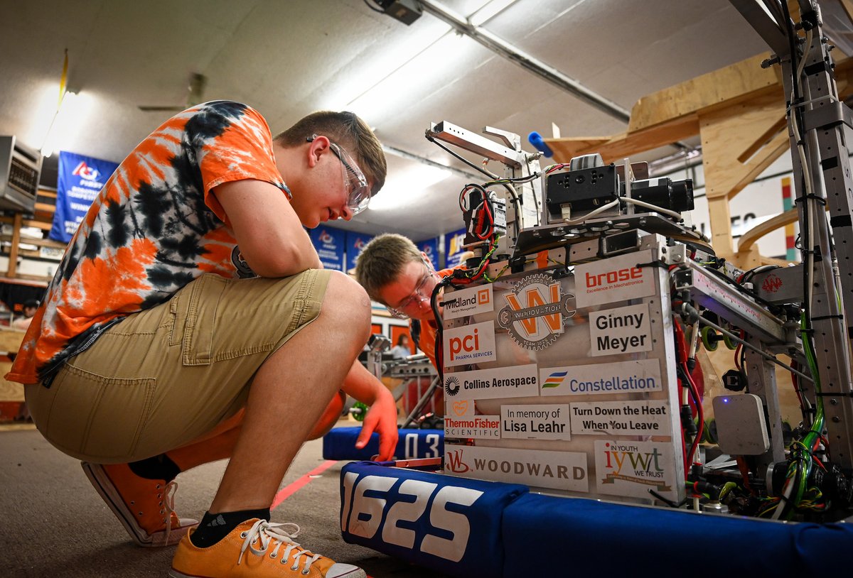 Competitors are geared up for the Rock River Robotics Off-Season Competition. 
🖊️: rockrivercurrent.com/2022/07/21/mor…
📸: <a href="/KevinMHaas/">Kevin Haas</a>