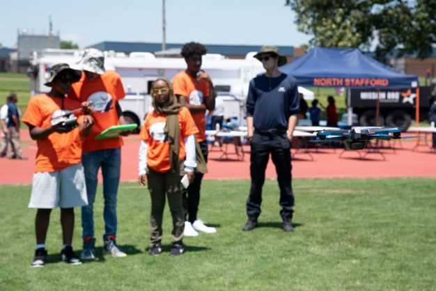 SCPSchools's tweet photo. Students from across the area recently attended a 3-day drone camp at @NSHSNorthNation. US Naval Academy graduates and Public Safety leaders facilitated the training and experience necessary to become licensed drone pilots.
@staffcosheriff
@SkydioHQ
#SCPSCommunity https://t.co/uxZH2PBnhy