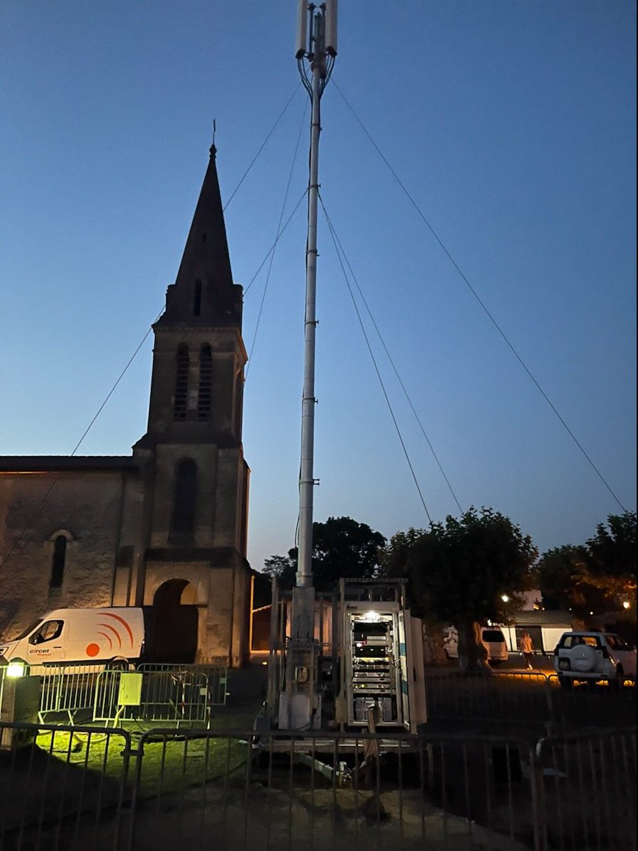 Pour apporter à nouveau la couverture mobile à Louchats (33), Orange est en train de déployer, avec l'aide de la mairie, une solution en plein coeur de la commune notamment pour les nombreux pompiers sur place.
Merci aux acteurs Orange et à notre partenaire Circet.<a href="/OrangeNvAquit/">Orange Nouvelle Aquitaine</a>