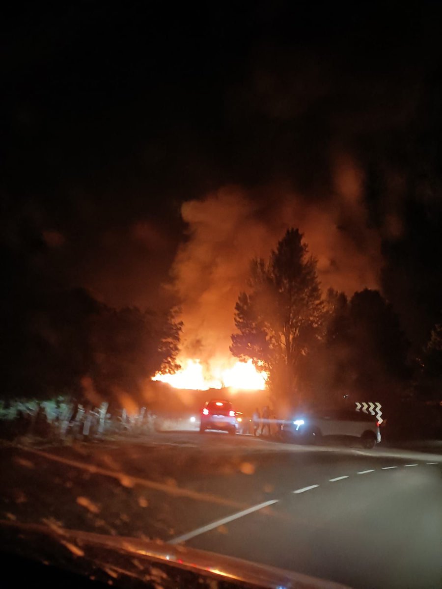 OscarBForestal's tweet photo. Se está produciendo ahora mismo un incendio en una planta de compostaje en San Agustín de Guadalix (Madrid). Medios actuando. https://t.co/r5WVsCQavA