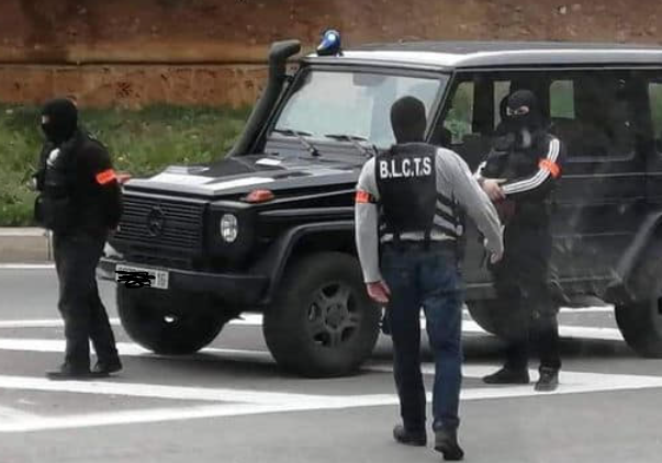 مباشر🇩🇿
21 جويلية:
إن إنشاء فرقة جديدة في جهاز الشرطة وهي "فرقة مكافحة الإرهاب و التحـ ًـريض .." B.L.C.T.S" ..
تُثير الكثير من التساؤلات،
وتُثبت درجة الهزل والرداءة التي تعشعش في عقول أصحاب سياسة "الكل أمني" .
فالعصر تطور،
ولكن الجاهلية الأولى عادت عندهم بقوة وبدأت أعراضها تتضح.